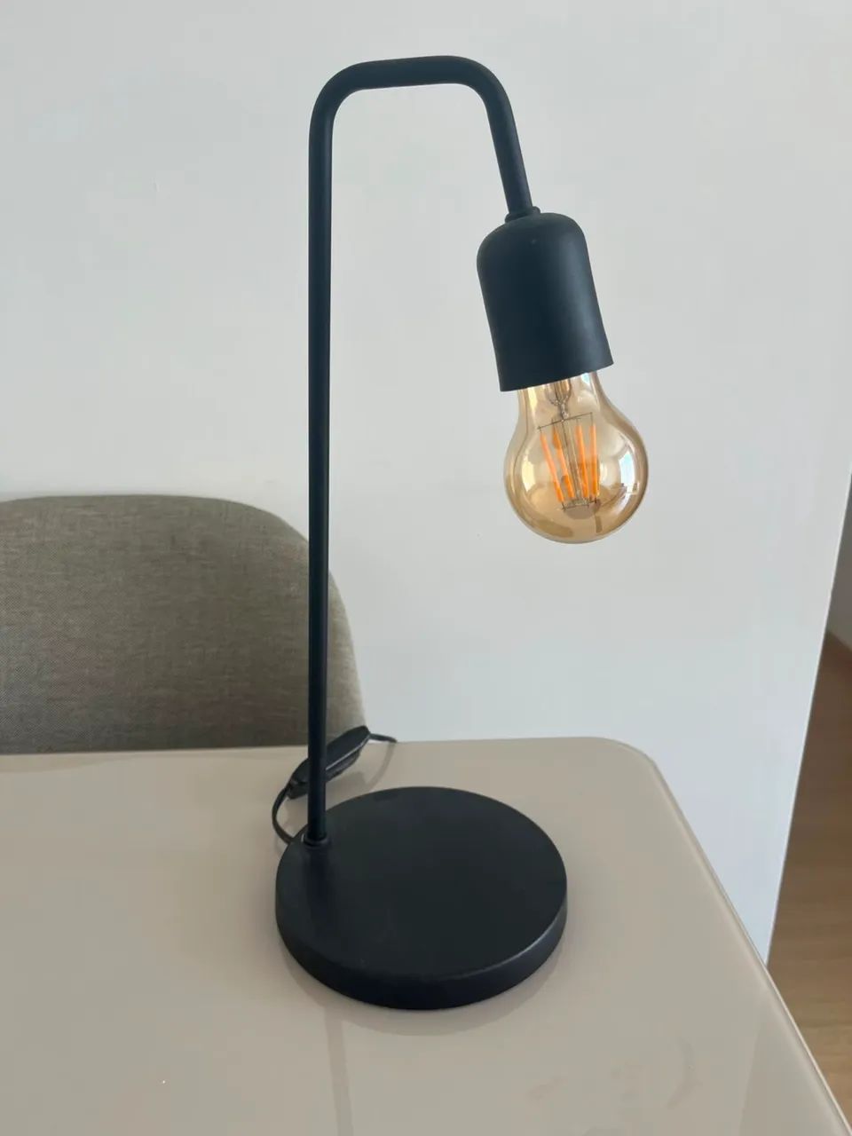 Luminária Preta com Lâmpada
