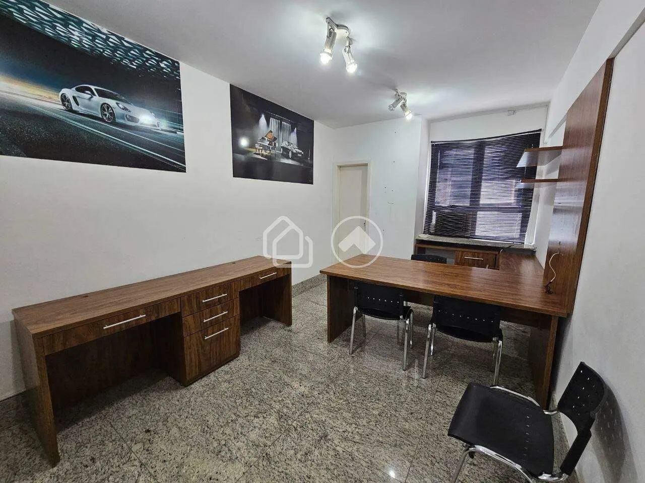 Sala para Venda com banheiro e vaga de Garagem