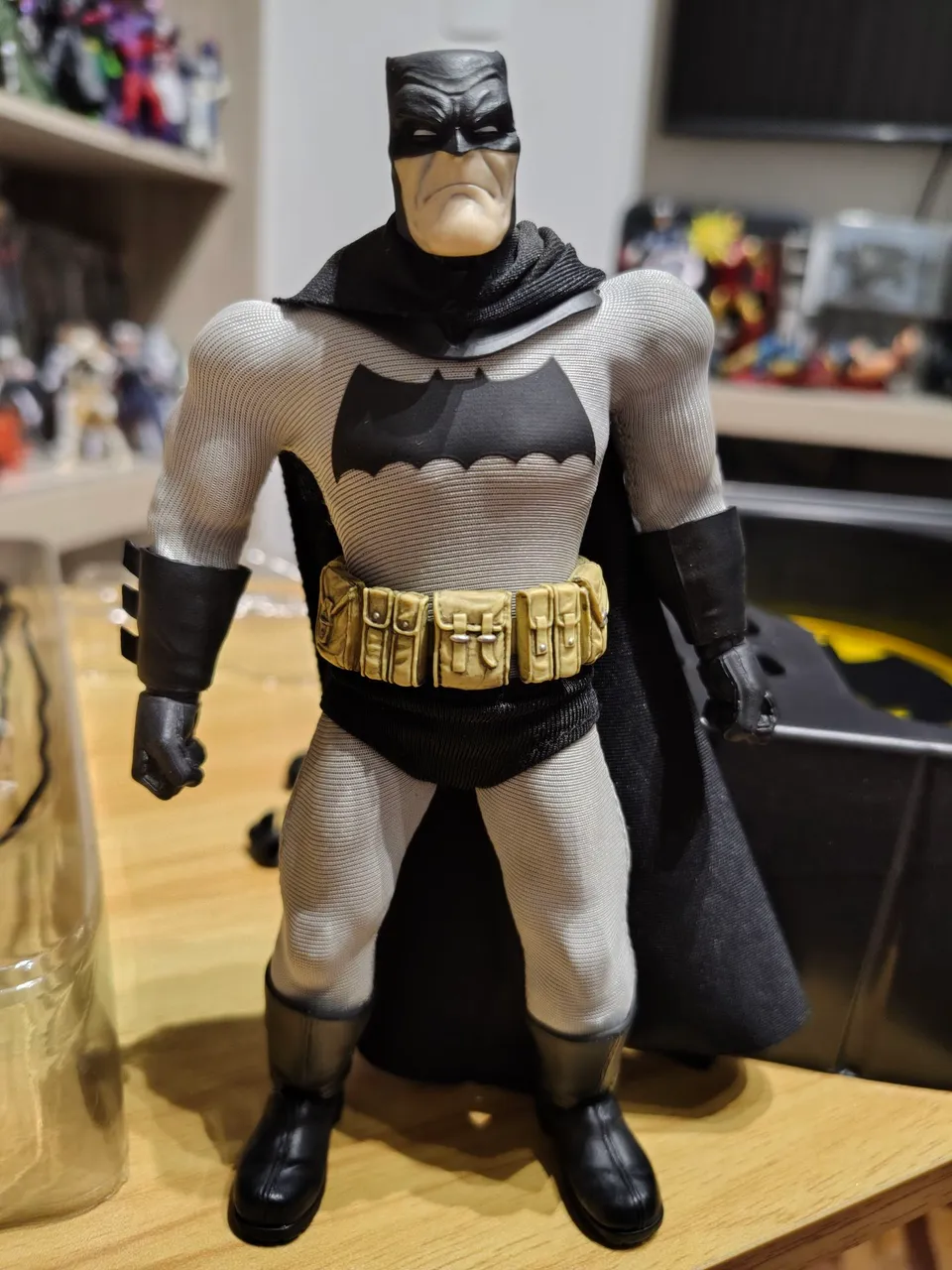 Mezco One:12 Batman Supreme Knight - Hobbies e coleções - Parque