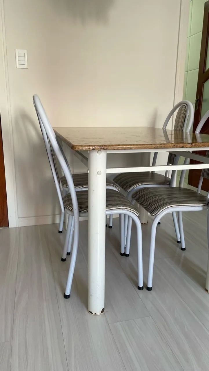 Mesa com 4 cadeiras  - Foto 2