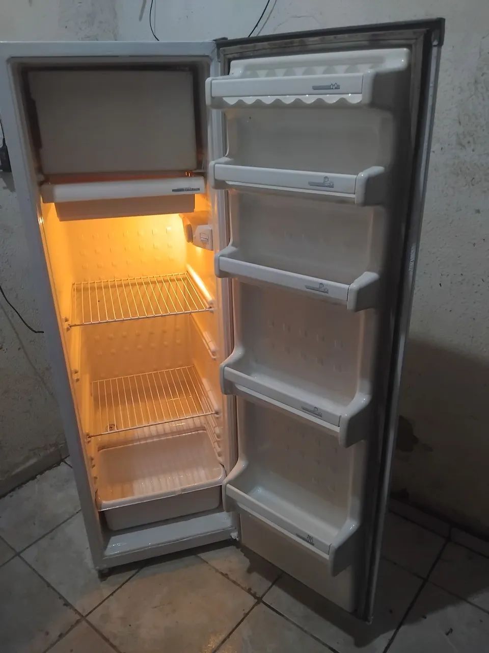 Vd está geladeira cônsul 240litros 