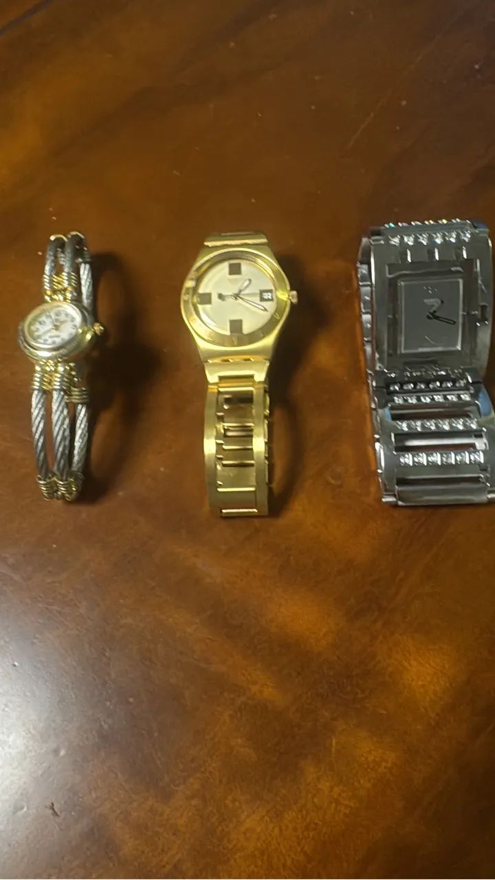 02 Relógios Swatch Prata e outro Dourado e 01 de outra marca