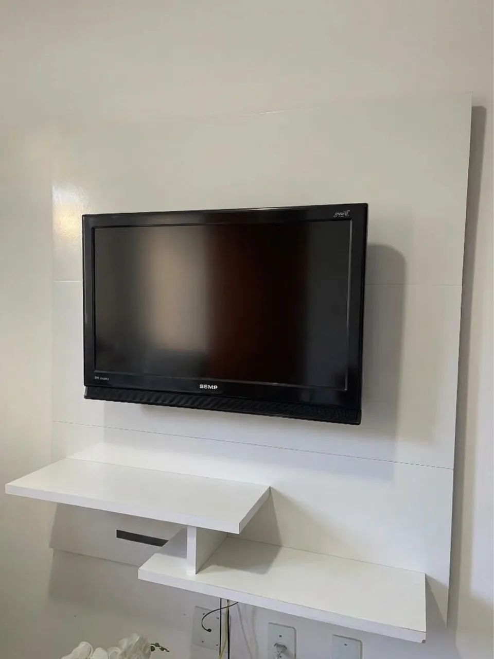 Painel de tv e poltronas 