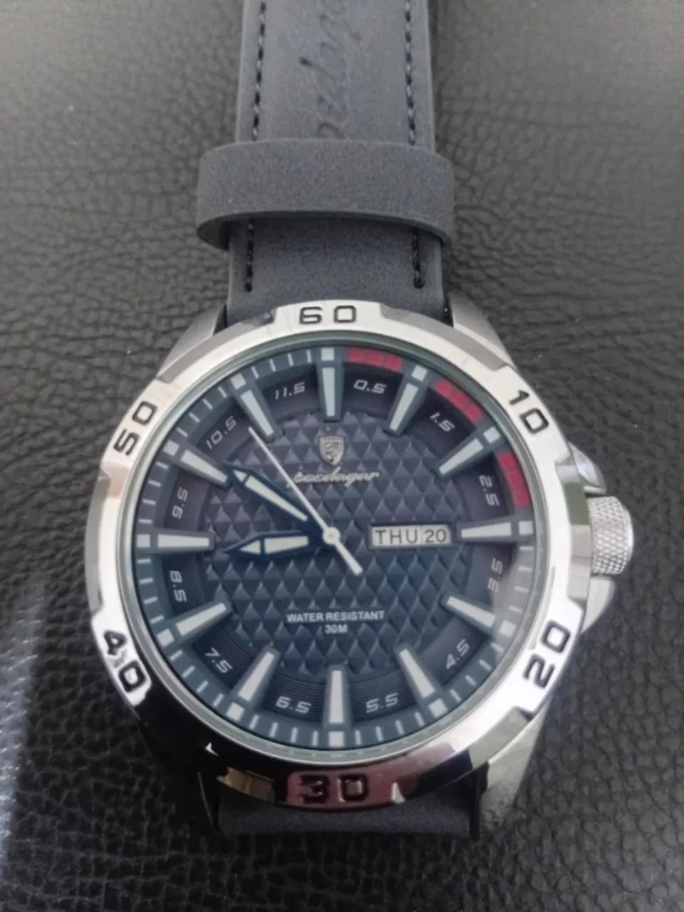 Relógio Poedagar fundo azul e pulseira de couro azul