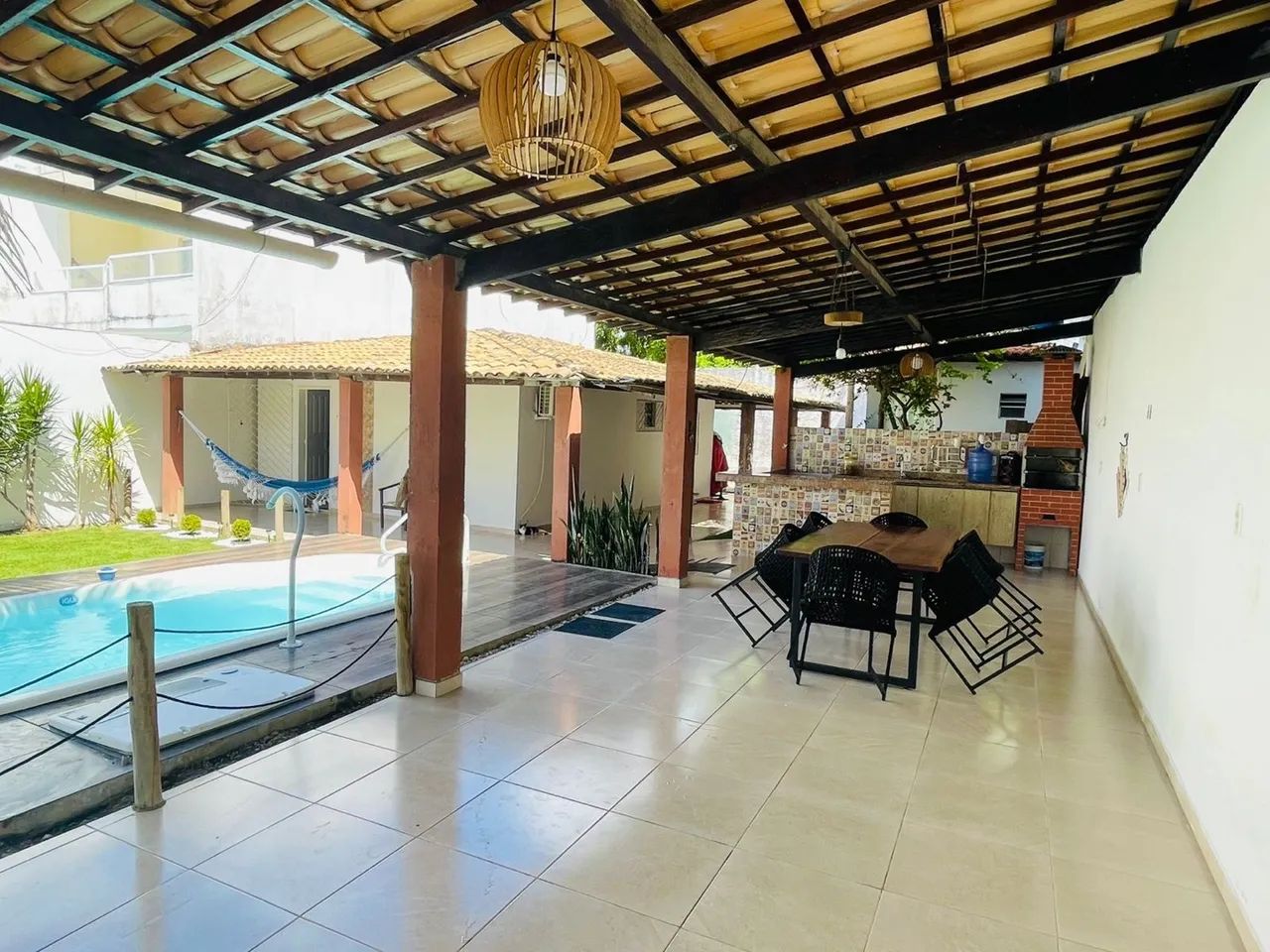 Alugo casa aconchegante com ampla área externa de lazer. - Foto 2