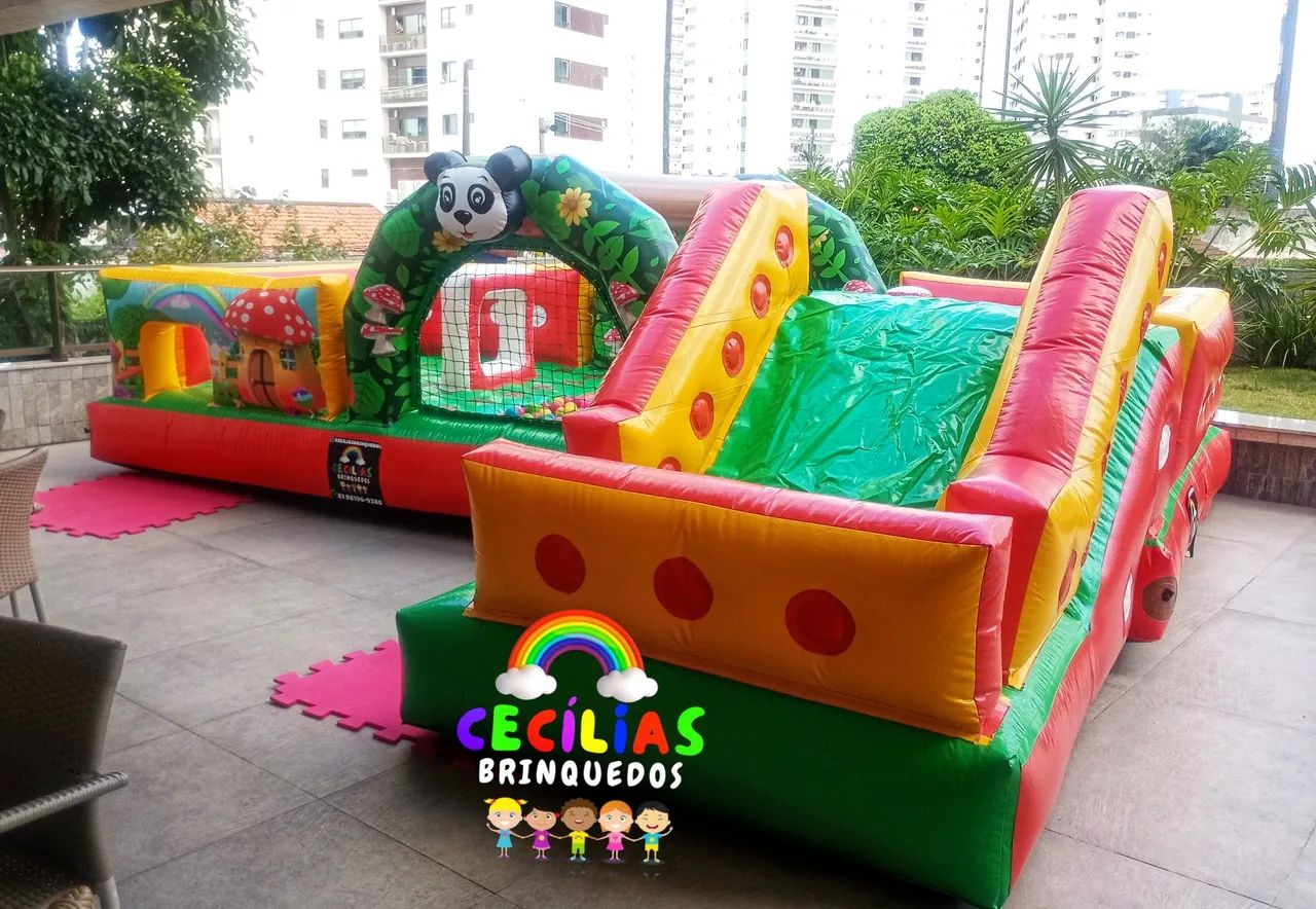 Piscina de bolinhas Pandinha e Girafinha e infláveis.