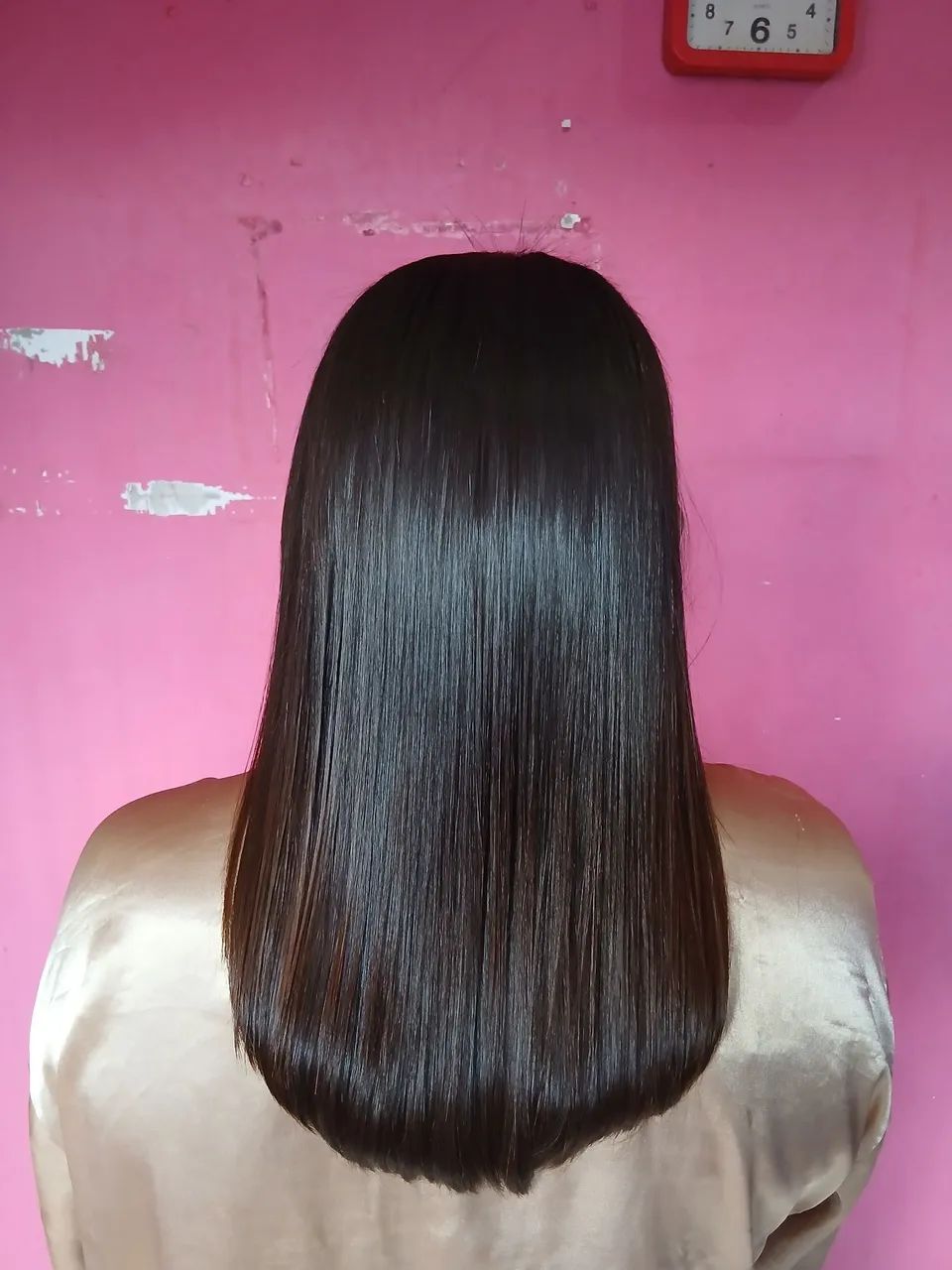 Seu cabelo naturalmente liso.
