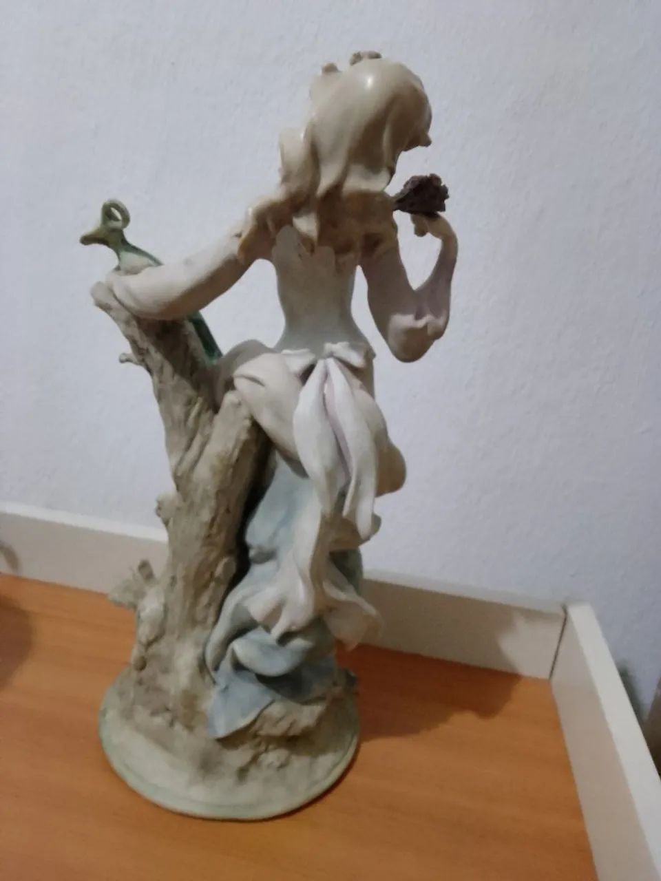 Estatueta de resina linda  - Foto 3