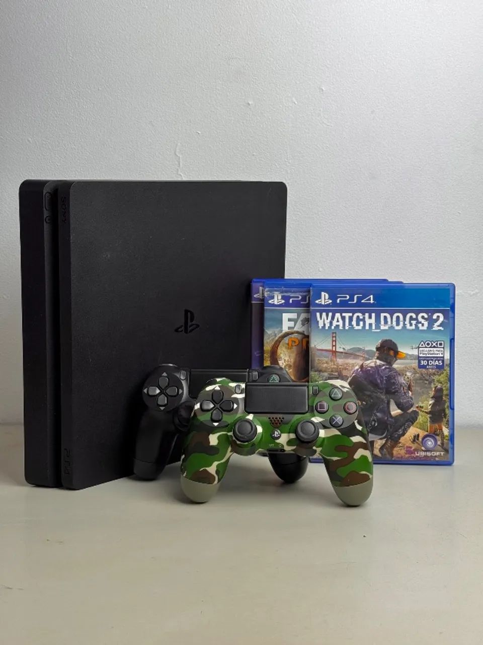 PS4 Slim + 2 Controles 