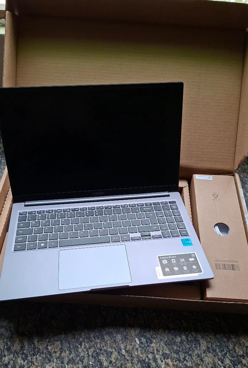 GALAXY BOOK4 - i3, 8GB, 256 SSSD