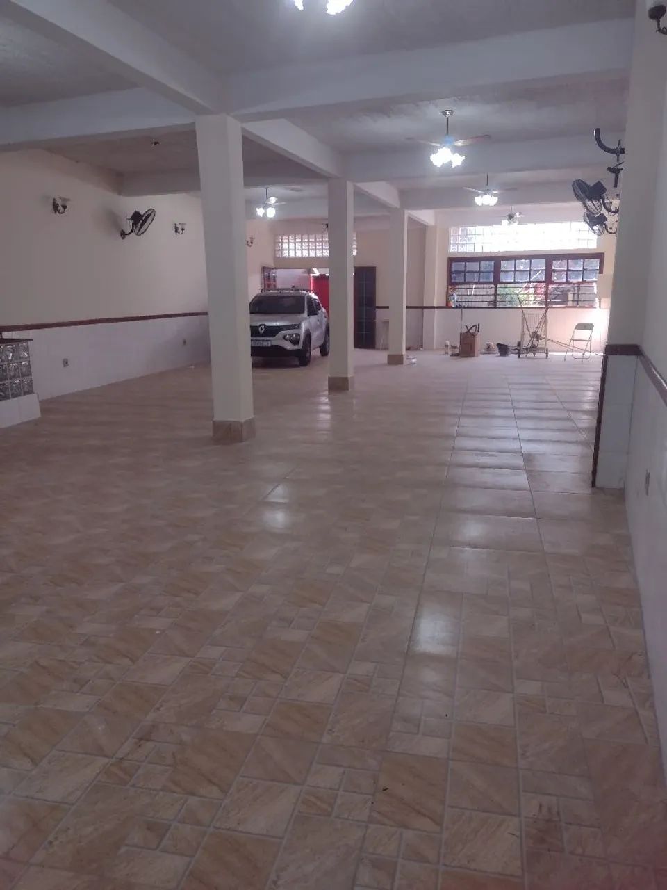 Espaço tipo uma grande garagem! 