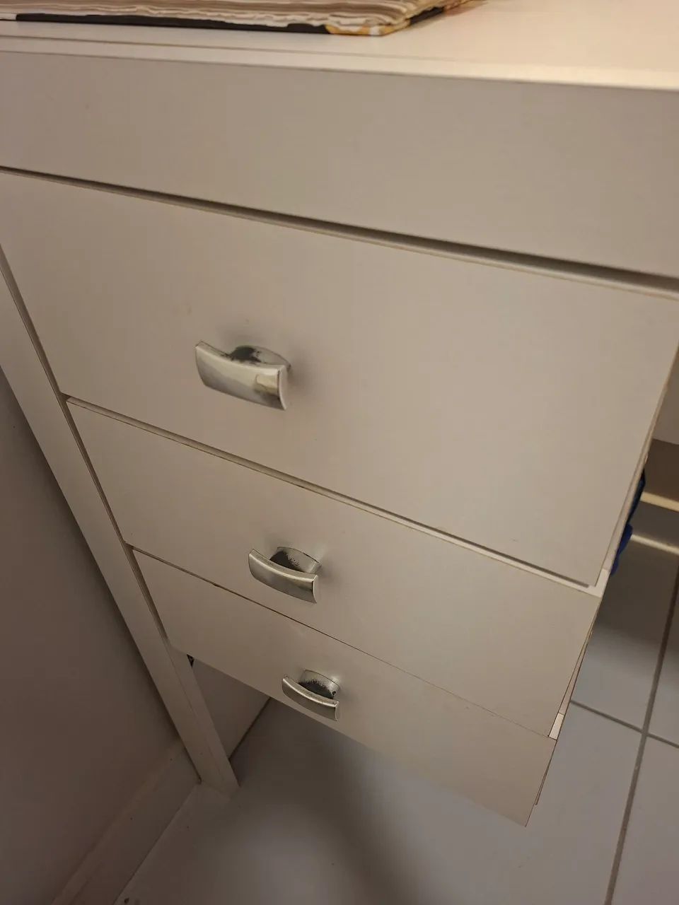 Mesa para estudos com 3 gavetas. - Foto 3