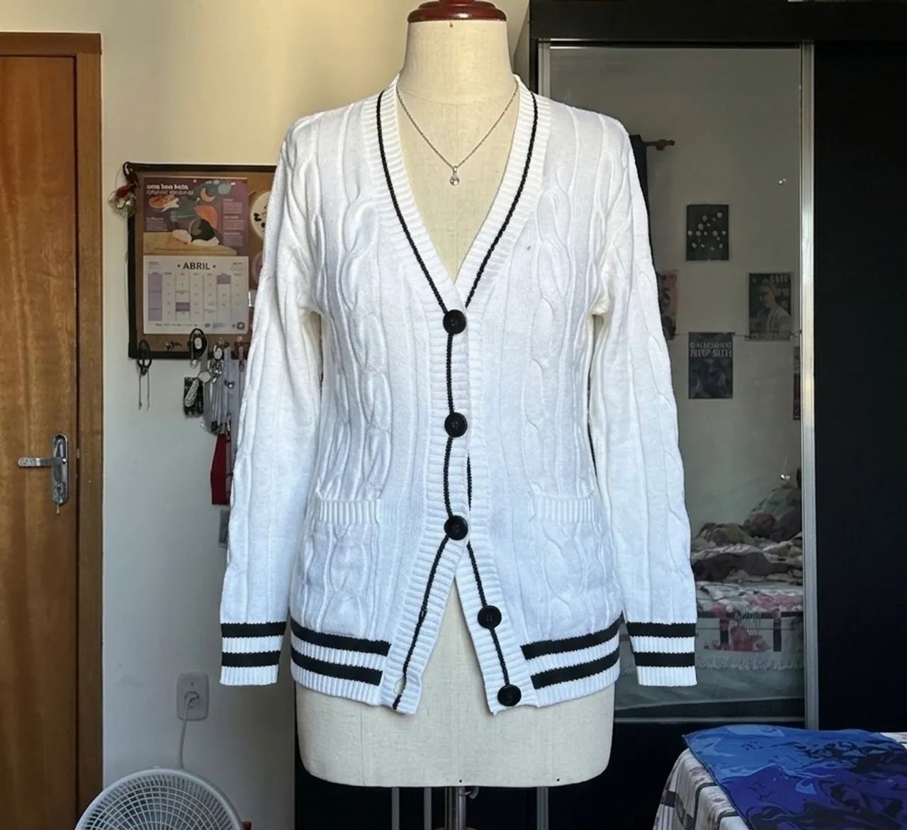 Cardigan branco parecido com da Taylor Swift 