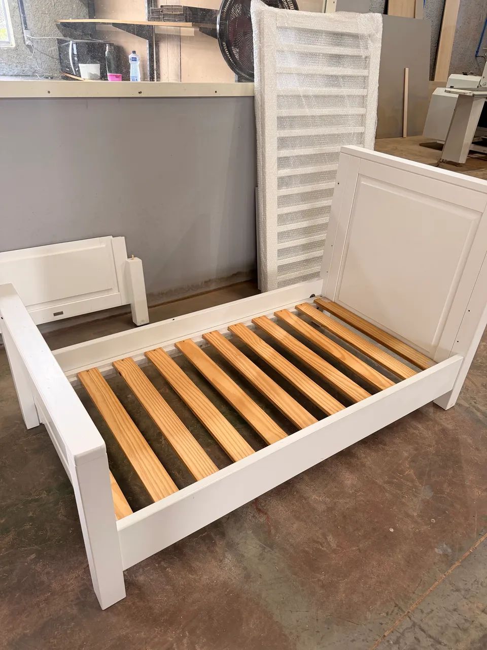 Berço/cama e cômoda de 4 gavetas