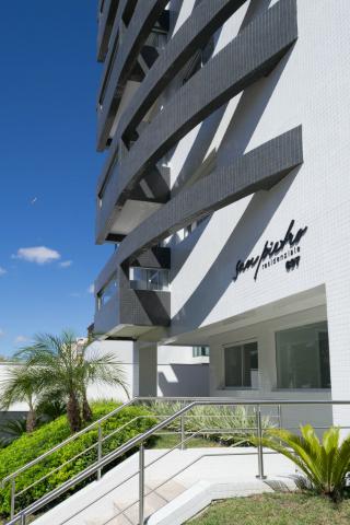 Apartamento com Terraço sendo 03 Suítes no São Francisco em Curitiba.