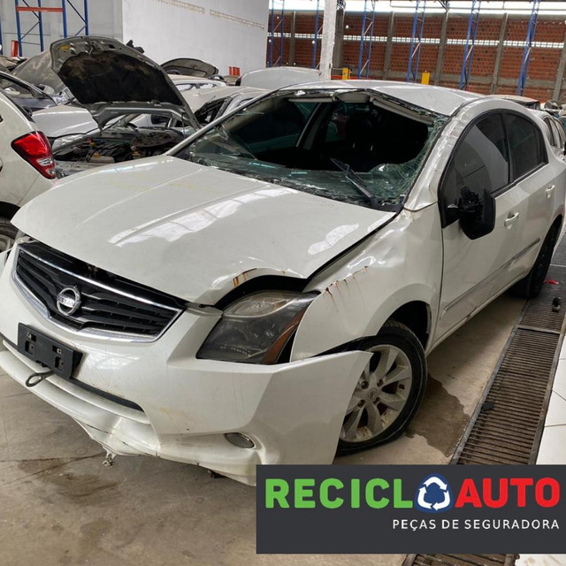 Sucata de sentra 2.0 at para retirada de peças  Leia a descrição - Foto 2