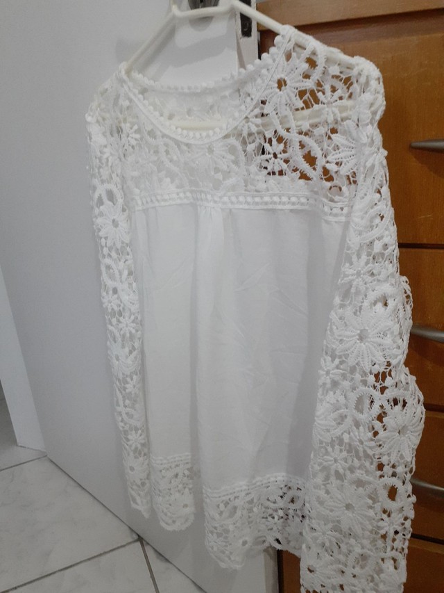 Blusa branca com.manga de renda, tamanho G, nova  - Foto 3