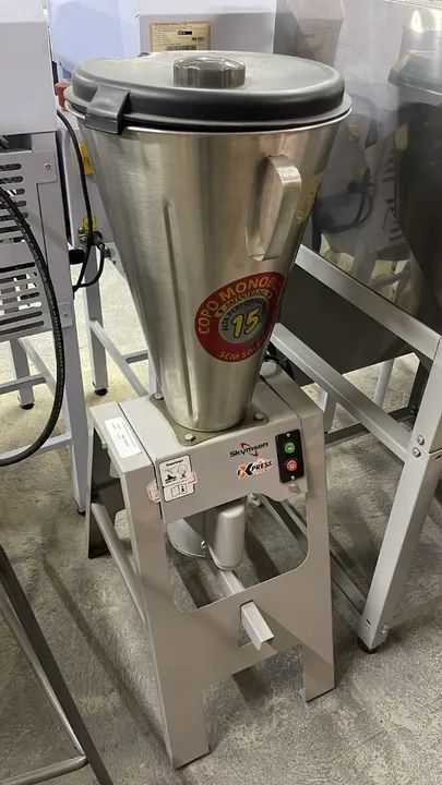 Liquidificador baixa rotação basculante 15kg Skymsem