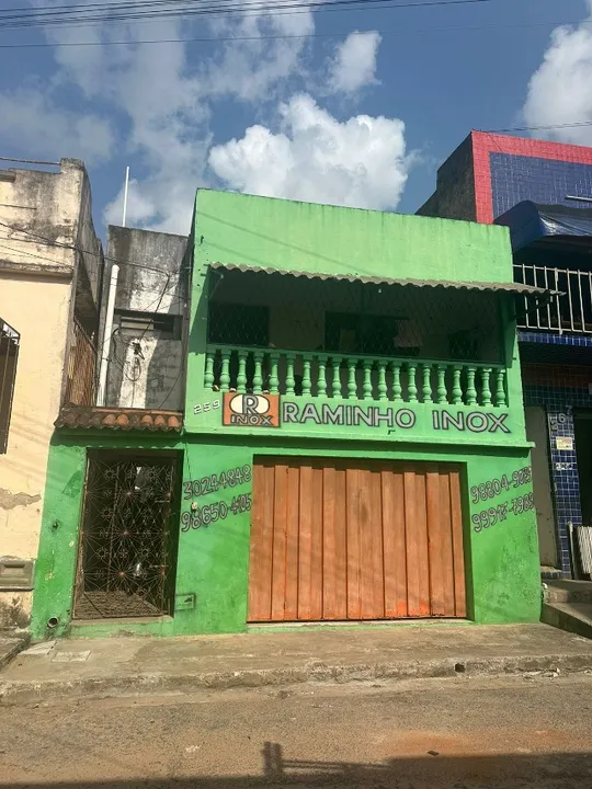 Casa no Varadouro 1° andar com 3 quartos, sendo 1 suíte e ponto comercial na frente.