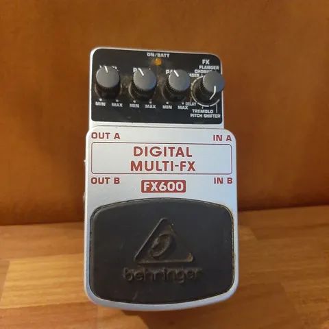 Pedal Behringer Digital Multi Efeitos FX600