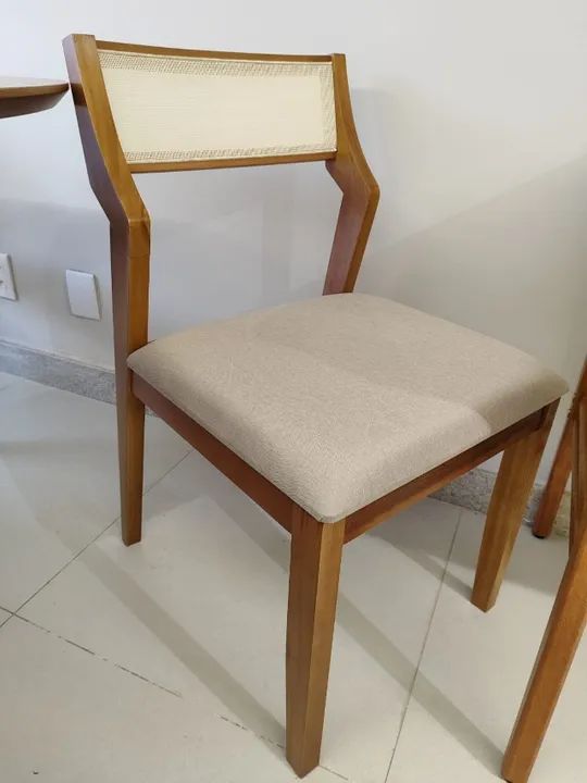 Cadeiras de madeira maciça, excelente acabamento, vários modelos