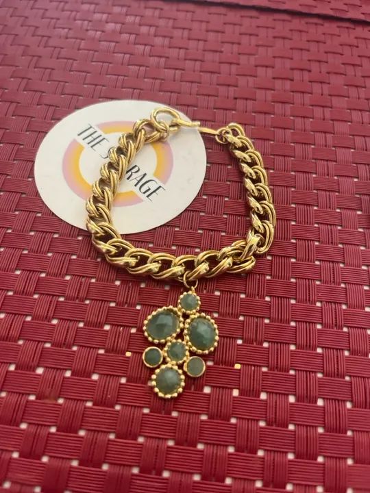 Pulseira semi joia corrente dourada com pingente pedras verdes - Foto 2