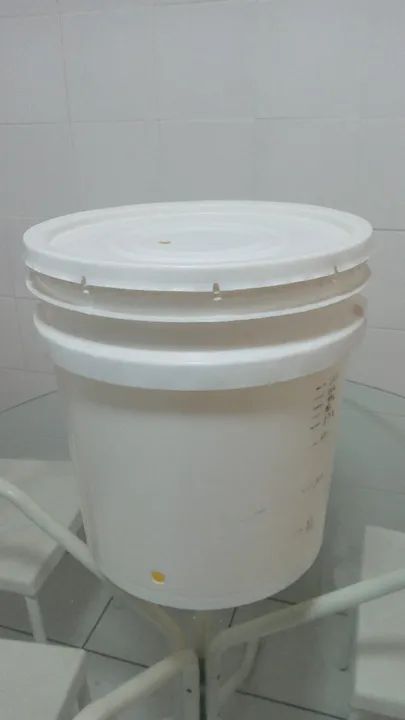 Balde alimentício 30 litros com furo