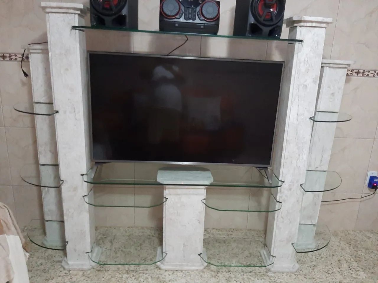 Rack de vidro com colunas de mármore e mesa de centro  - Foto 2