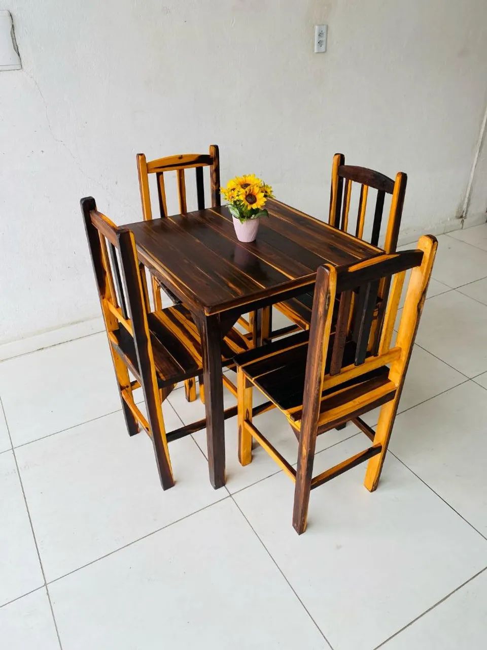 Mesa de Jantar em Madeira 4 Cadeiras fixo
