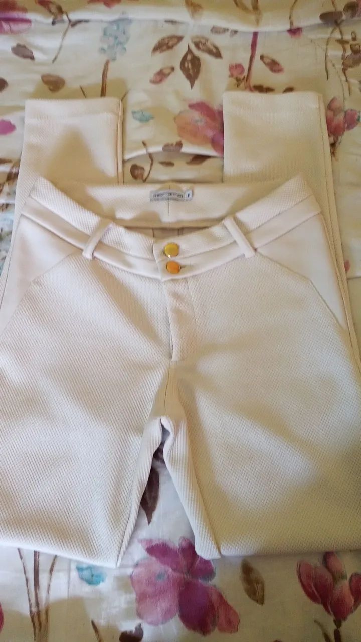 Calça branca feminina de tecido leve - Foto 3