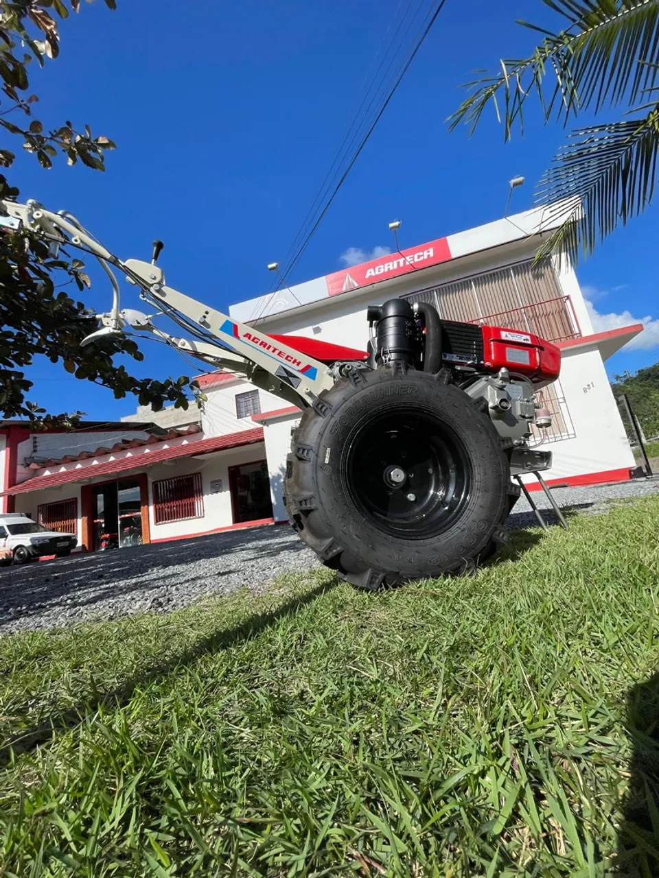 Micro Trator Agritech - Potência e Eficiência no Campo!