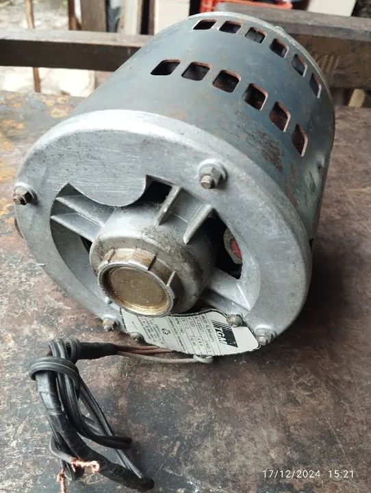 Vendo este Motor Elétrico  de  1/2  - Foto 3
