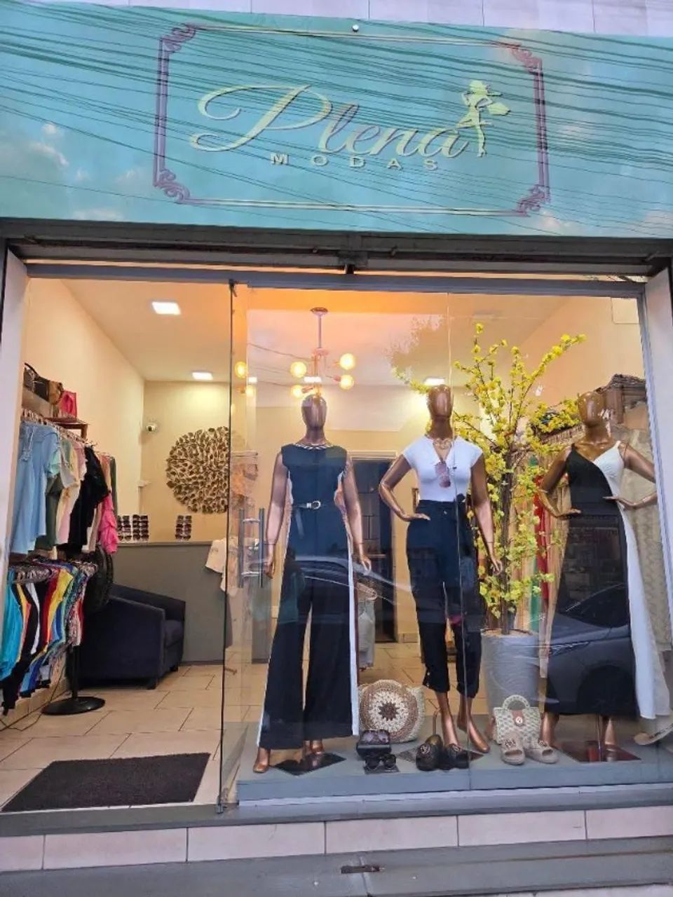 Passo loja de roupas pronta para trabalhar no melhor ponto do