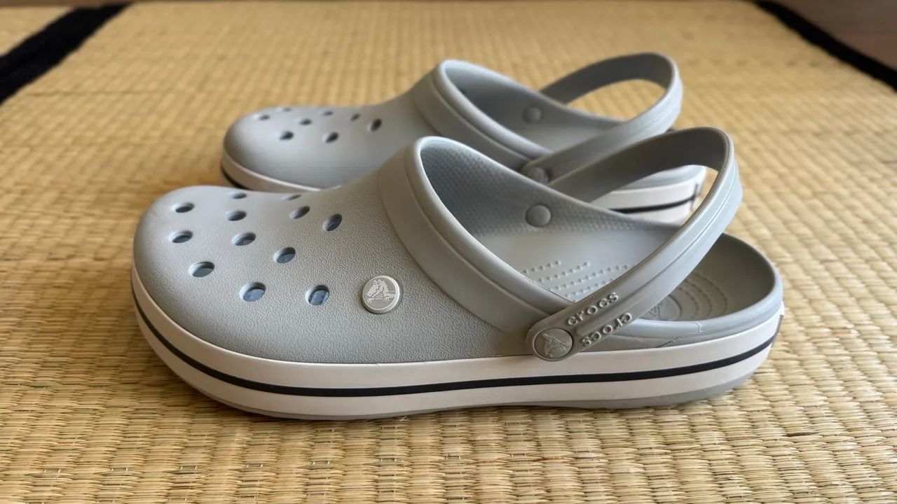 Sandália Crocs Crocband Atmosphere Cinza Claro Tamanho 42