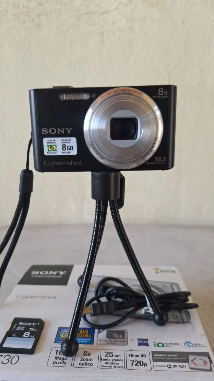 Câmera Digital Sony Cyber-shot DSC - W730 16.1 MP com Zoom Óptico 8x
