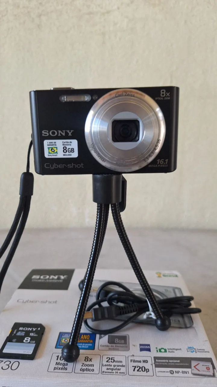 Câmera Digital Sony Cyber-shot DSC - W730 16.1 MP com Zoom Óptico 8x