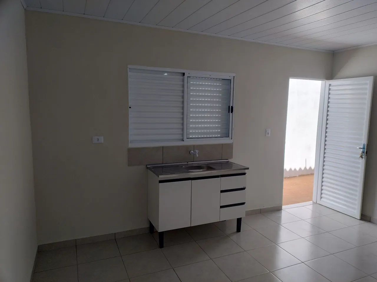 Alugo Kitnet 25 metros quadrados para solteira com comprovação de renda.
