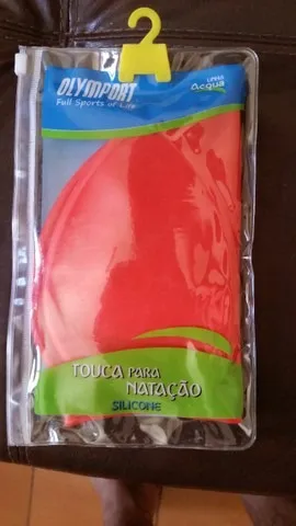 Touca de natação infantil Olymport em silicone, cor vermelha, nova, fabricada pela Speed,