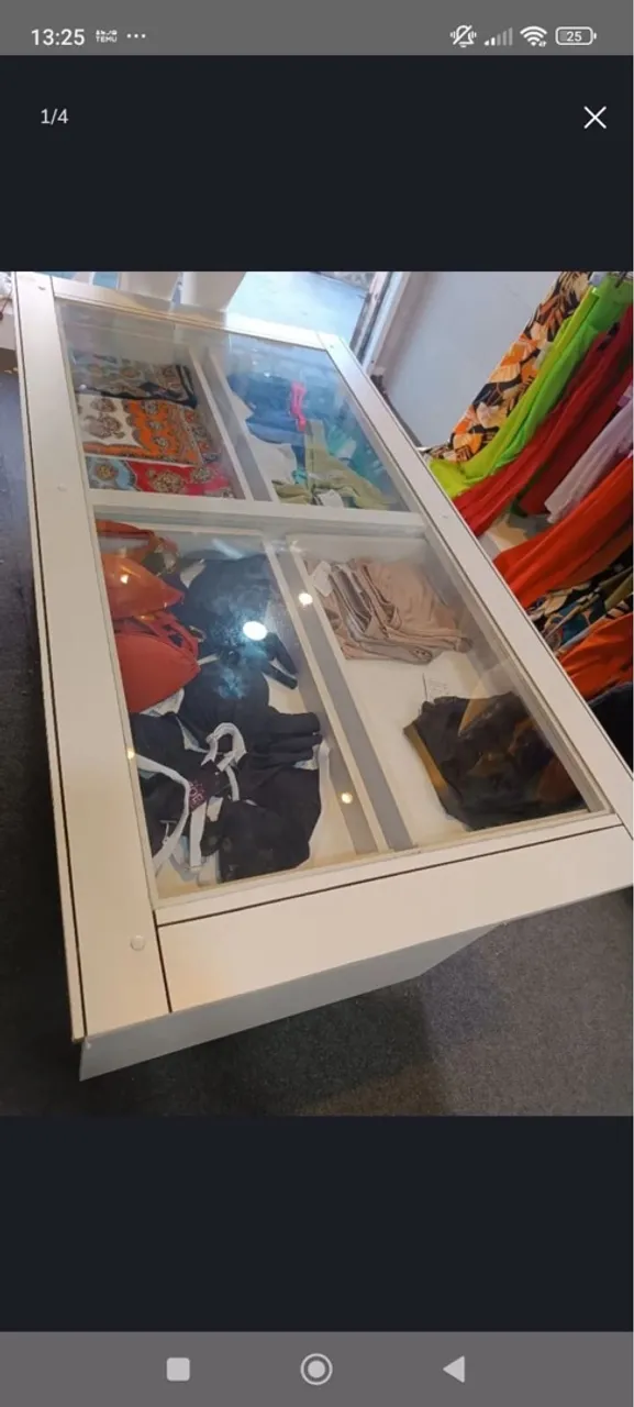 Mesa de centro com tampo de vidro e 4 gavetas