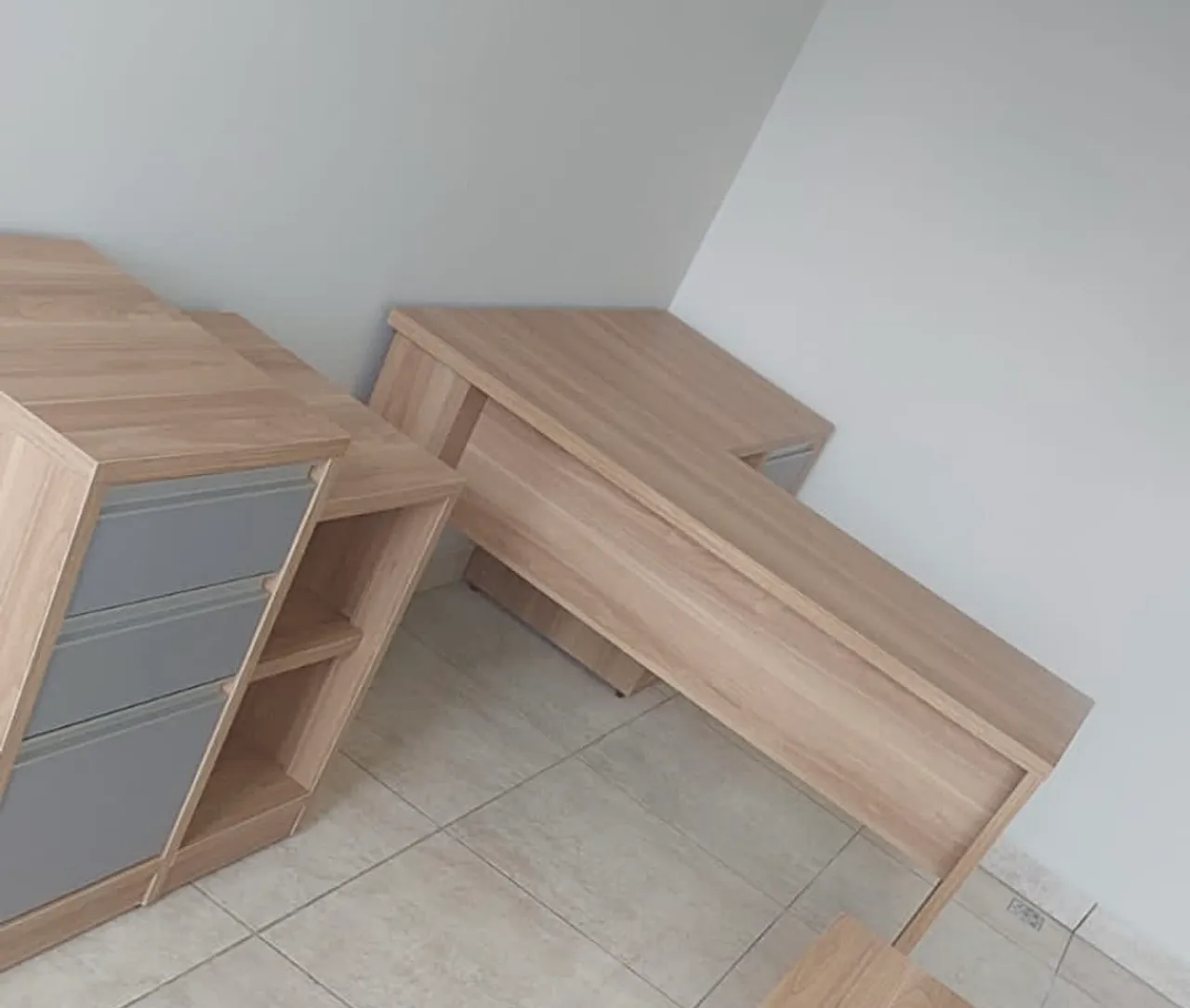Conjunto de Mesas de Escritório em Madeira Clara