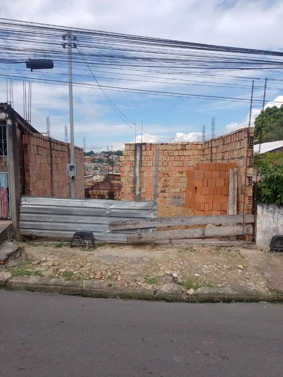Terreno com casa levantada