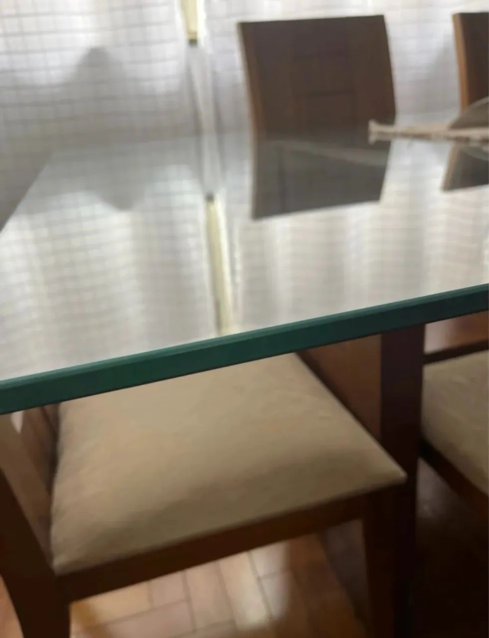 Mesa de jantar com tampo de vidro e cadeiras - Foto 4
