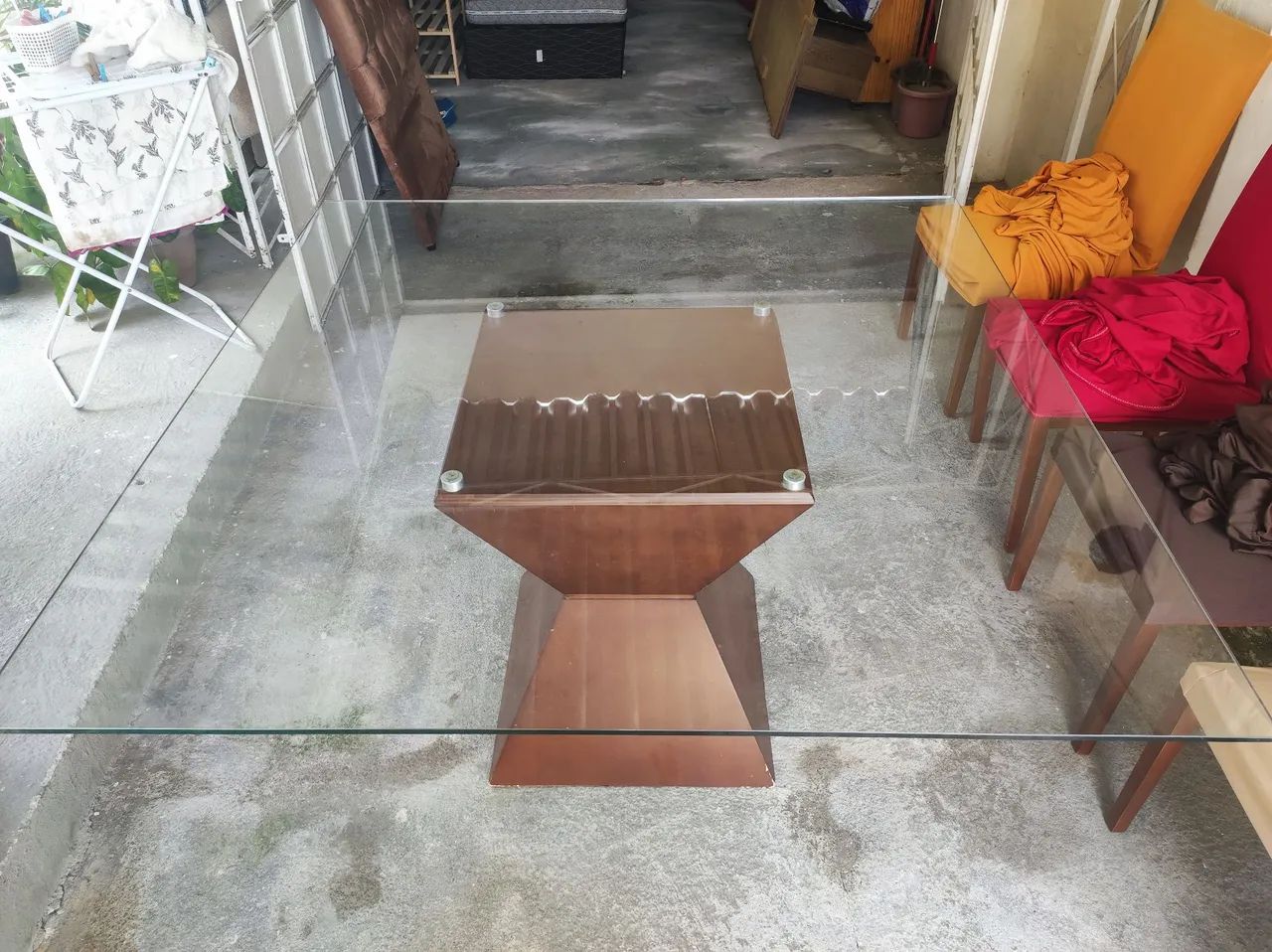 Mesa de jantar com tampo de vidro e base amadeirada