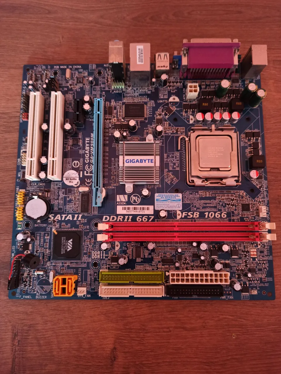 Placa Mãe Gigabyte GA-VM900M DDR2 FSB 1066