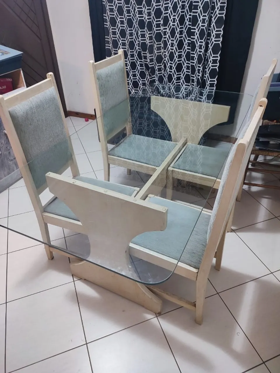 Mesa de jantar de 6 lugares, com 4 cadeiras