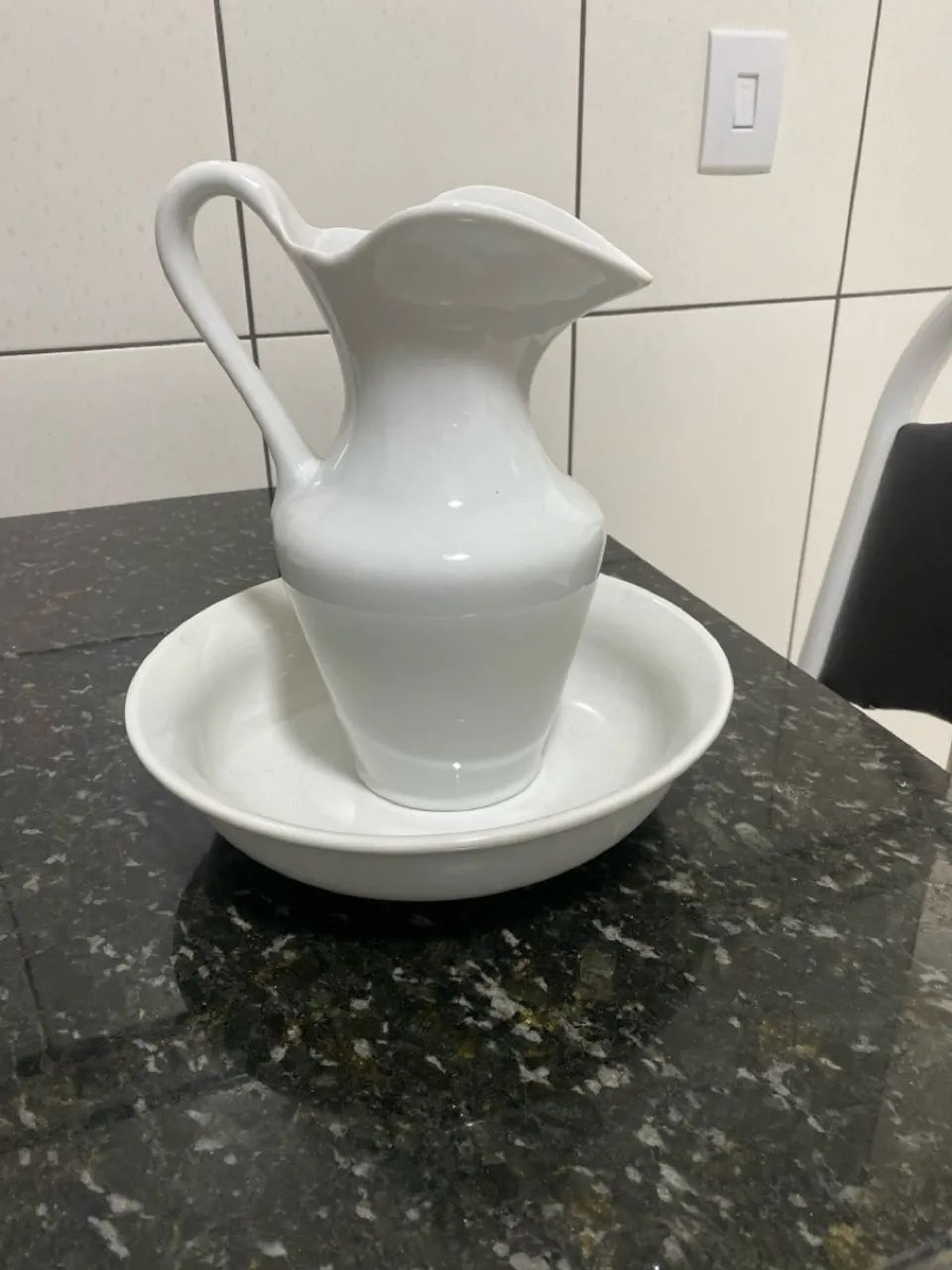 Jarra com Bacia de Porcelana Branca estilo Anfora