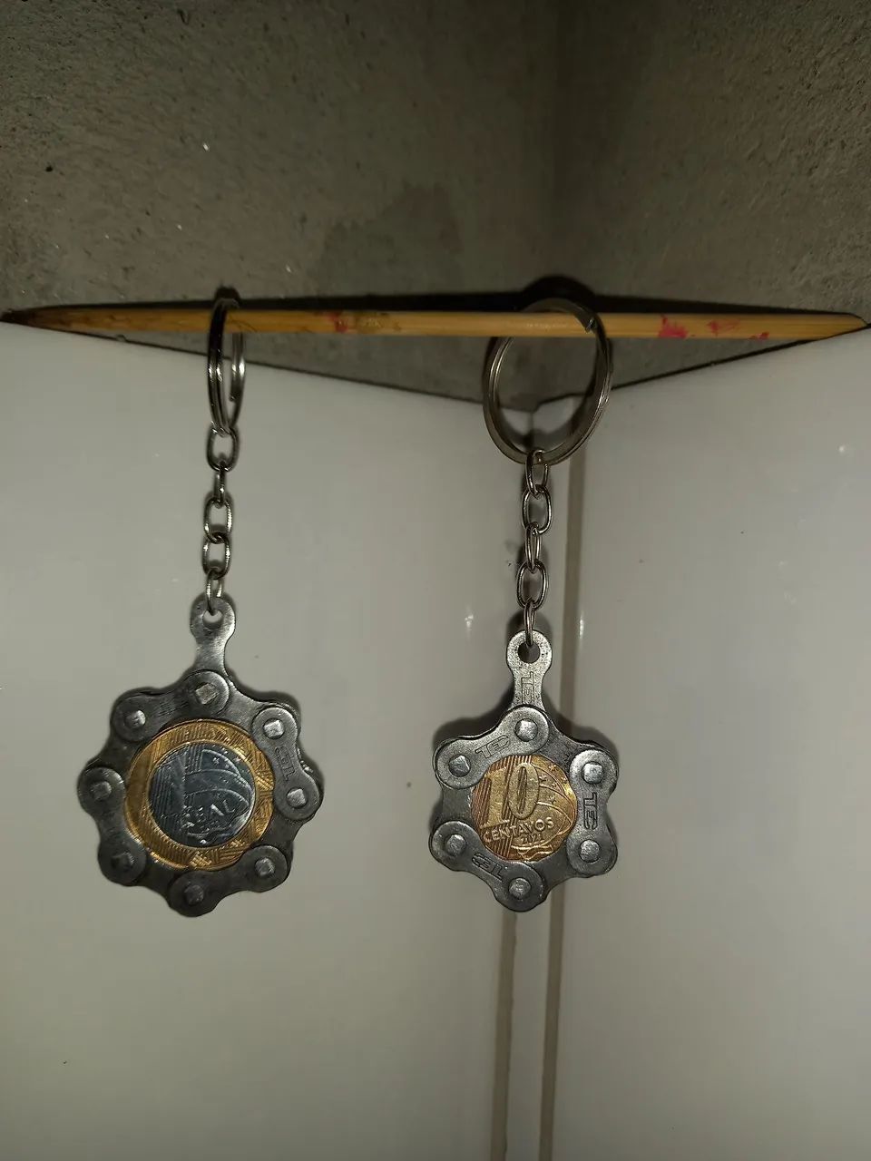 Chaveiros Artesanais Feitos de Corrente de Bicicleta e Moedas - Foto 2