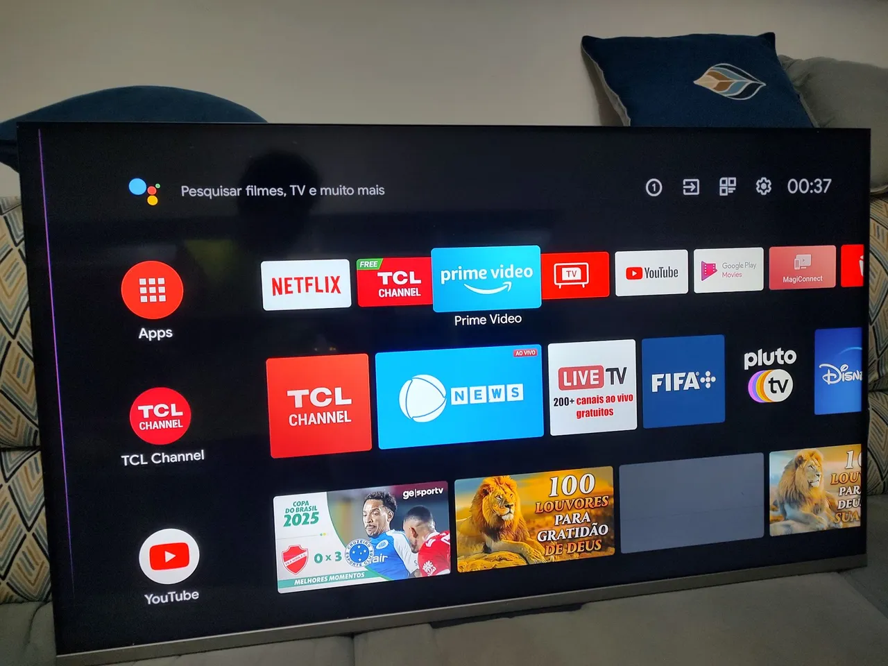 Smart TV TCL 50 polegadas. Tem uma linha na tela