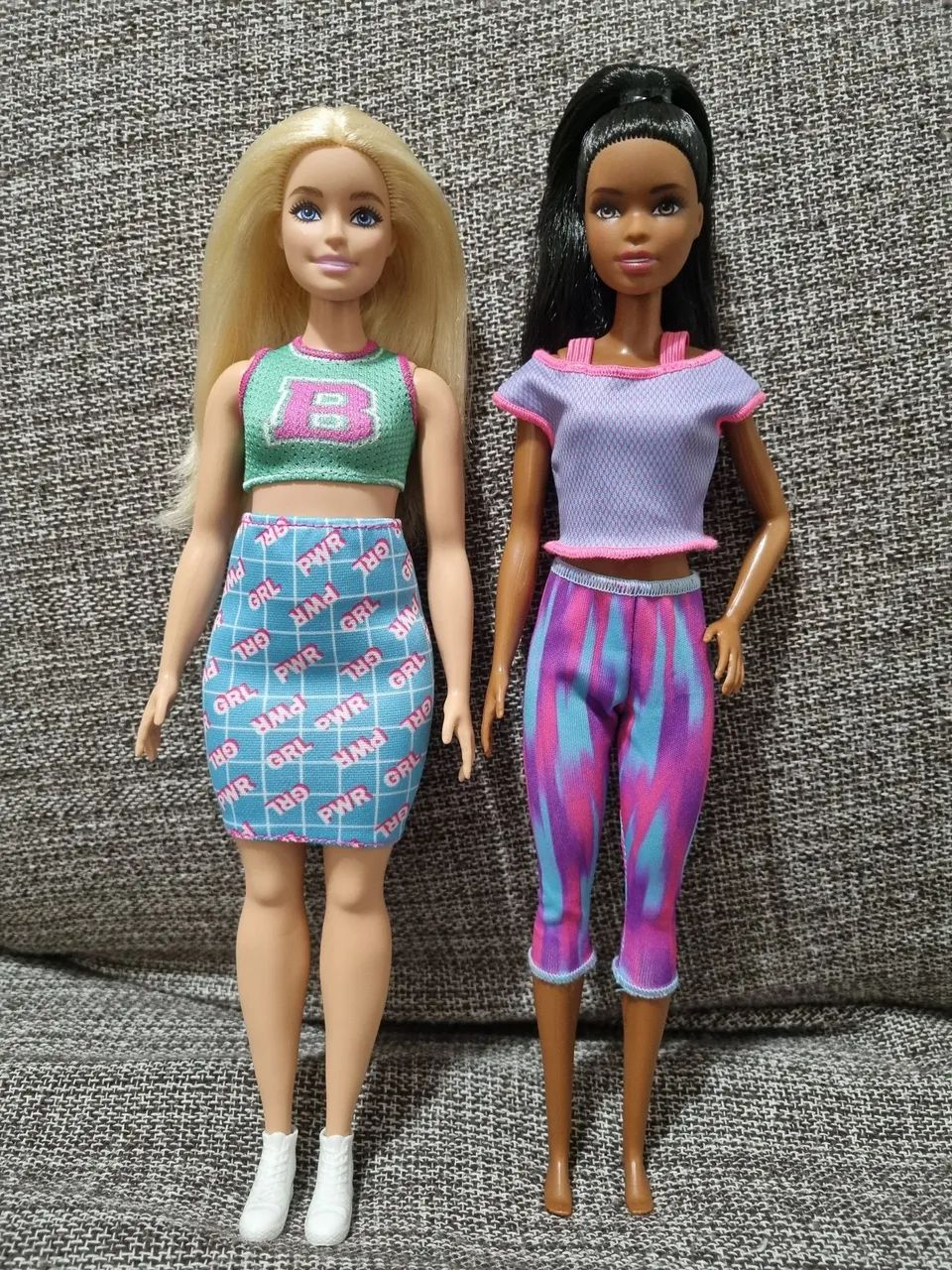 Lote Barbie Fashionista Corpo Curvy e Barbie yoga com roupas e acessórios - Foto 2