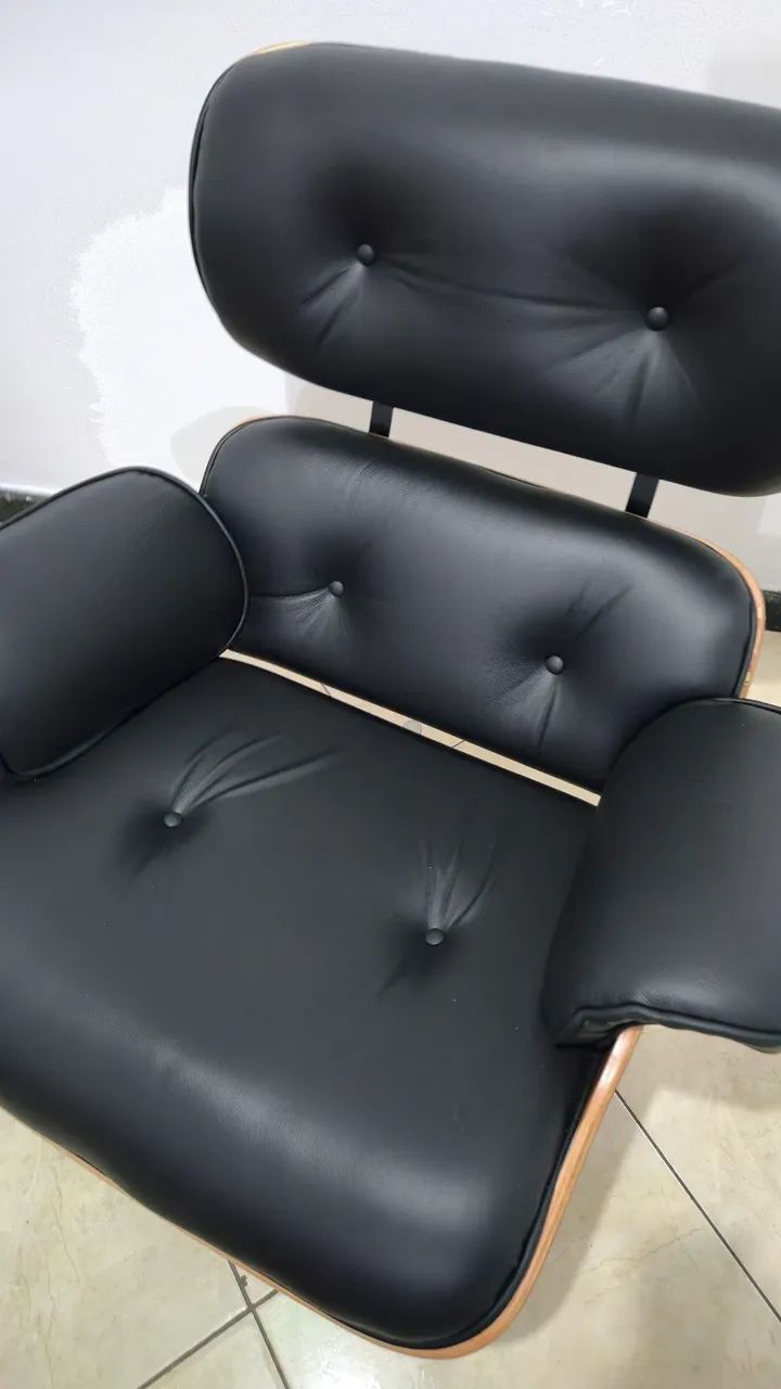 Poltrona e banqueta Charles Eames em couro legítimo.  - Foto 3